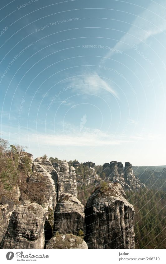 oben der fels. Tourismus Ferne Freiheit Berge u. Gebirge Landschaft Himmel Wolken Sonnenlicht Felsen Elbsandsteingebirge Sächsische Schweiz außergewöhnlich