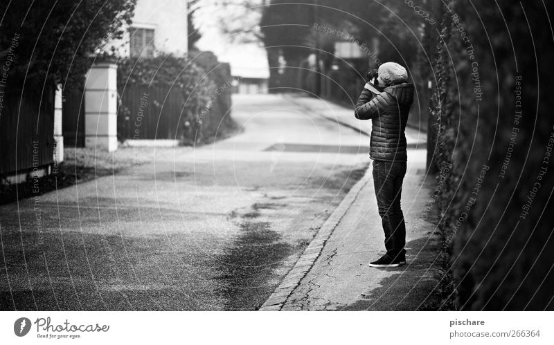 SchwoazWaiss Freizeit & Hobby feminin 1 Mensch Kleinstadt Straße beobachten authentisch dunkel Fotografieren Schwarzweißfoto Außenaufnahme Tag