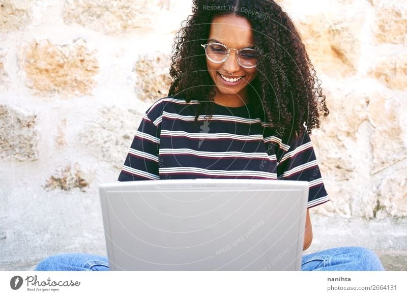 lächelnde junge Frau, die mit ihrem Laptop arbeitet. Lifestyle Stil Glück schön Haare & Frisuren ruhig Bildung Erwachsenenbildung lernen Schüler