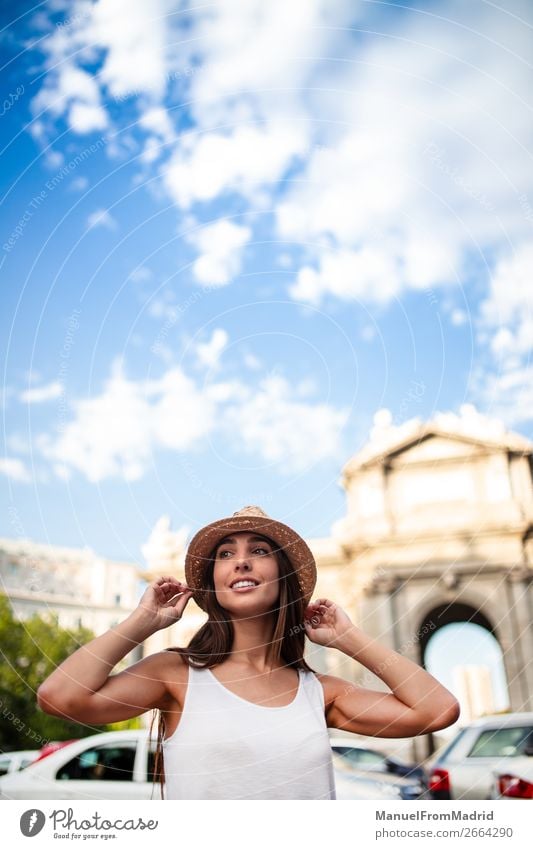 junge touristin an der puerta alcala madrid Lifestyle Glück schön Ferien & Urlaub & Reisen Tourismus Sommer Mensch Frau Erwachsene Straße Mode Hut Lächeln