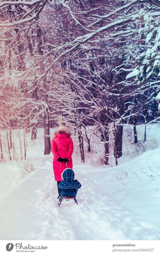 Mutter und ihre Tochter verbringen Zeit im Winter. Lifestyle Freude Glück Schnee Winterurlaub Mensch Kind Kleinkind Mädchen Junge Frau Jugendliche Erwachsene