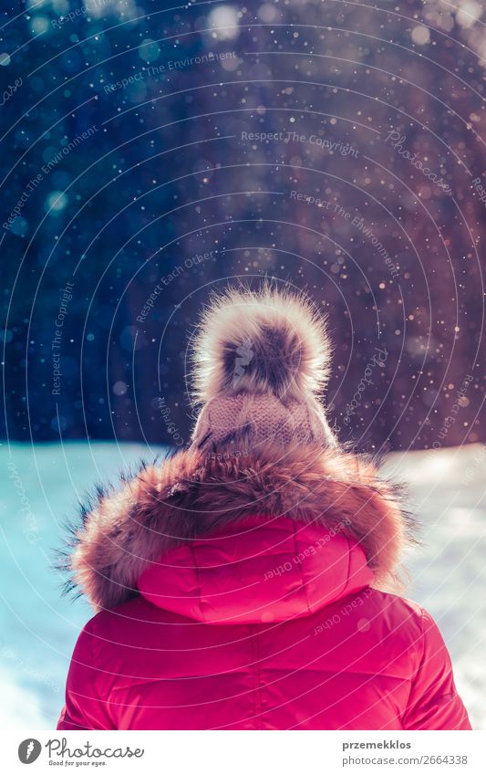 Frau, die an sonnigen, verschneiten Tagen im Winter im Freien spazieren geht. Lifestyle Freude Glück Schnee Winterurlaub Erwachsene 1 Mensch Natur Sonnenlicht