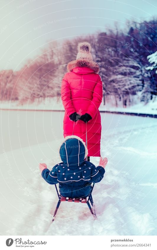 Mutter und Tochter verbringen im Winter Zeit miteinander. Lifestyle Freude Glück Schnee Winterurlaub Mensch Kind Kleinkind Mädchen Junge Frau Jugendliche