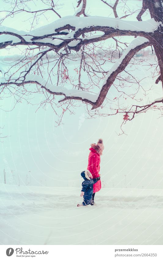 Mutter und Tochter verbringen im Winter Zeit im Freien. Lifestyle Freude Glück Schnee Winterurlaub Mensch Kind Kleinkind Mädchen Junge Frau Jugendliche