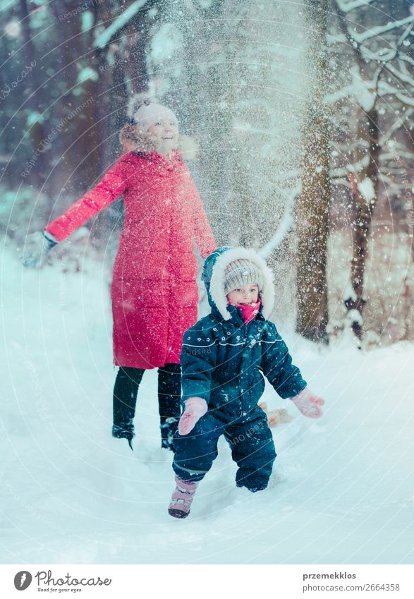 Mutter spielt mit ihrer kleinen Tochter im Winter im Freien. Lifestyle Freude Glück Schnee Winterurlaub Mensch Kind Kleinkind Mädchen Junge Frau Jugendliche