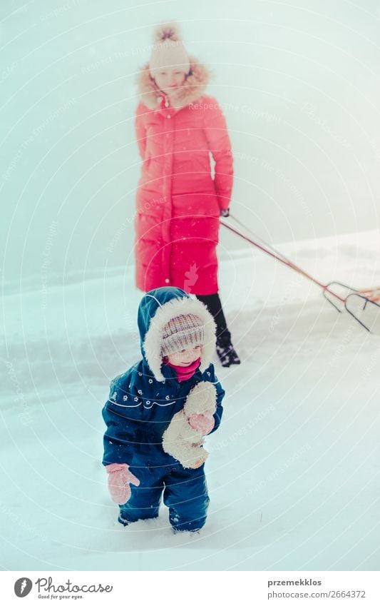 Familie, die Zeit miteinander verbringt, um im Winter im Freien spazieren zu gehen. Lifestyle Freude Glück Schnee Winterurlaub Mensch Kind Kleinkind Mädchen