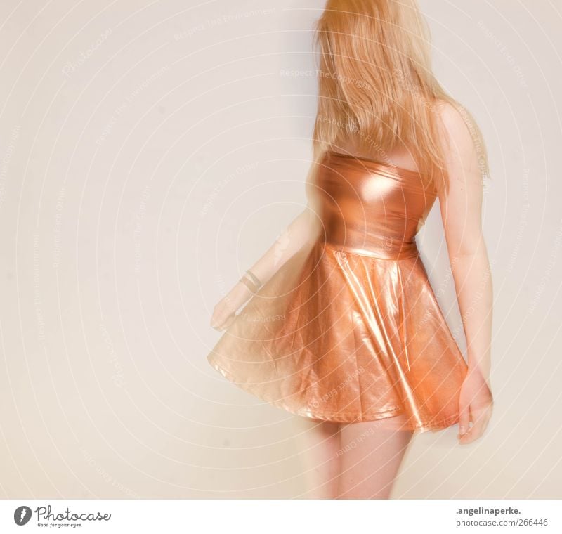 goldmarie Kleid Bewegung Tanzen blond Licht