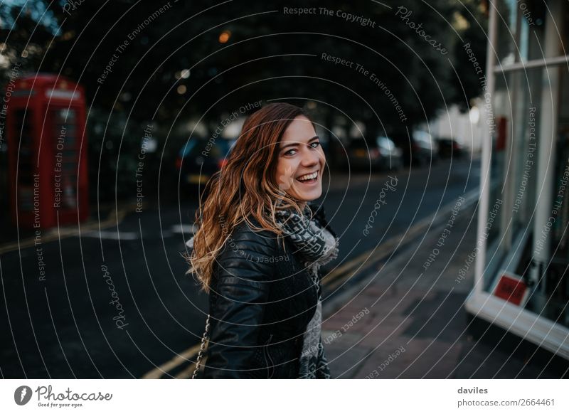 Großes Lächeln Mädchen in London Lifestyle Stil Freude Leben Tourismus Städtereise Fotokamera Mensch feminin Junge Frau Jugendliche Erwachsene 1 30-45 Jahre