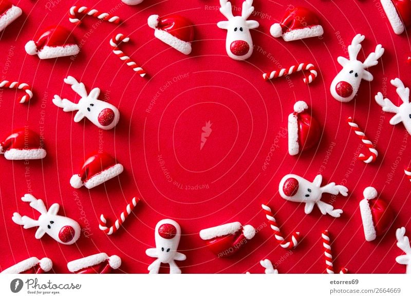 Weihnachtsornamentmuster auf rotem Hintergrund. Weihnachten & Advent Ornament Muster Hintergrund neutral Jahreszeiten Saison Ferien & Urlaub & Reisen