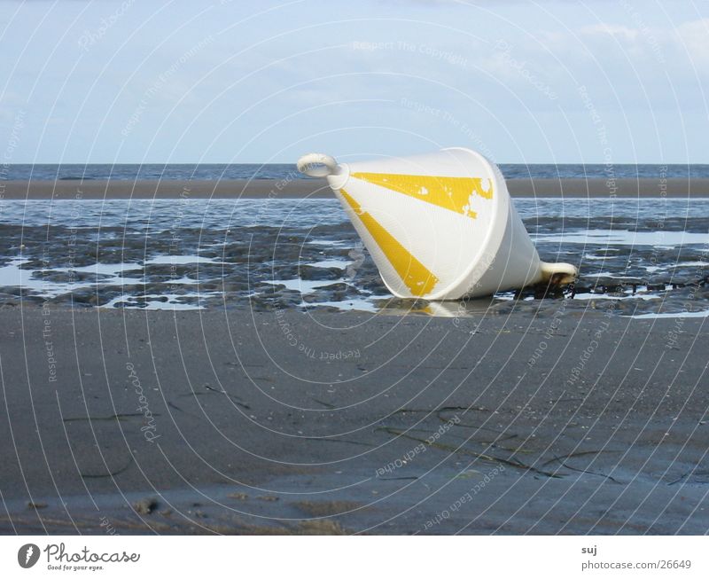 Boje am Strand Ebbe flach Nordsee Sand