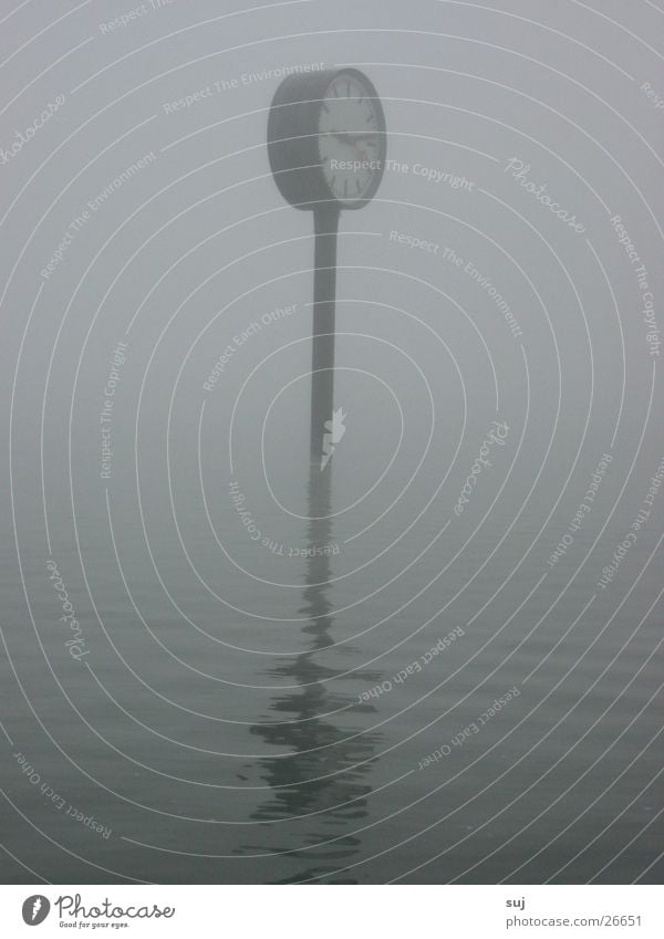 Nebeluhr Uhr Bahnhofsuhr See Hochwasser grau Reflexion & Spiegelung Wasseroberfläche obskur Murten Weltausstellung