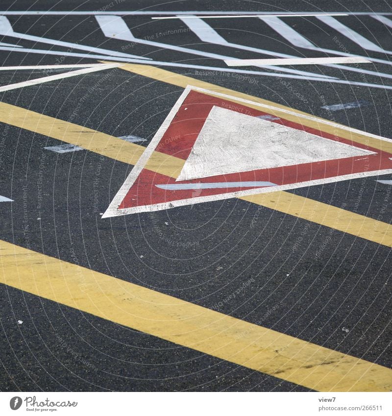 mark:: Mauer Wand Verkehr Verkehrswege Straße Straßenkreuzung Wege & Pfade Stein Beton Schilder & Markierungen Hinweisschild Warnschild Verkehrszeichen Linie