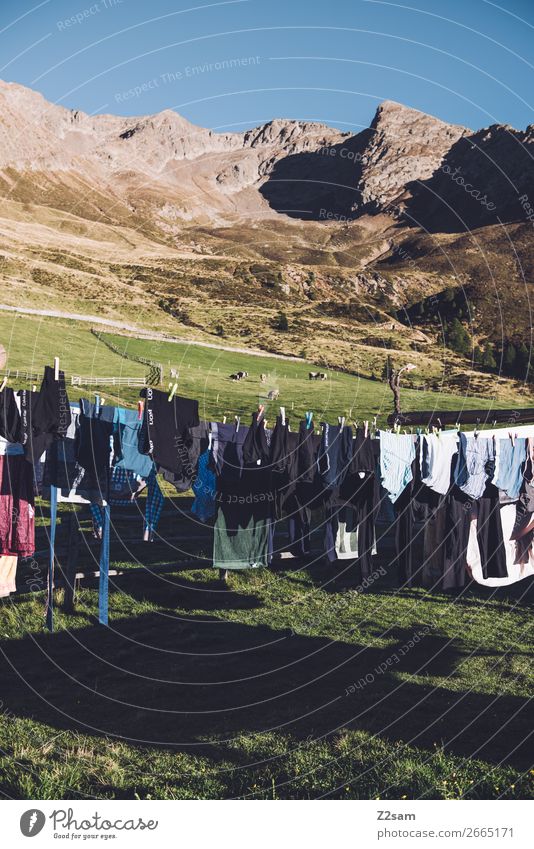 Wäscheleine auf einer Berghütte | Südtirol wandern Klettern Bergsteigen Umwelt Natur Landschaft Wolkenloser Himmel Sommer Schönes Wetter Alpen Berge u. Gebirge