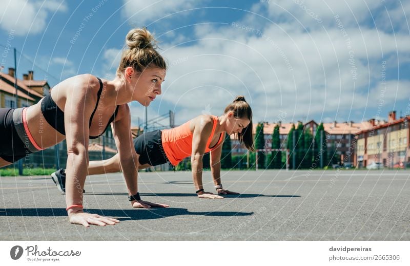 Sportlerinnen bei Liegestützen Brötchen Lifestyle schön Körperpflege Wellness Mensch Frau Erwachsene Freundschaft brünett blond Fitness sportlich stark