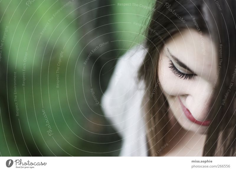 the smell of spring. feminin Junge Frau Jugendliche Leben Haare & Frisuren Gesicht Auge Wimpern brünett genießen Lächeln träumen Glück schön grün Zufriedenheit