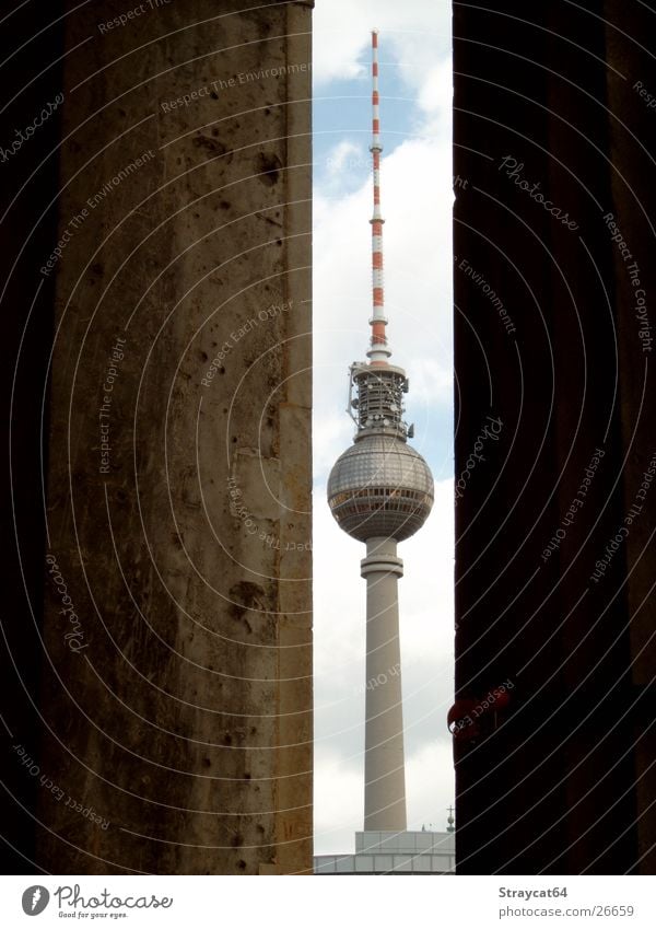 Berlin - Fernsehturm Wolken Architektur Berliner Fernsehturm Säule Himmel Graffiti Museum