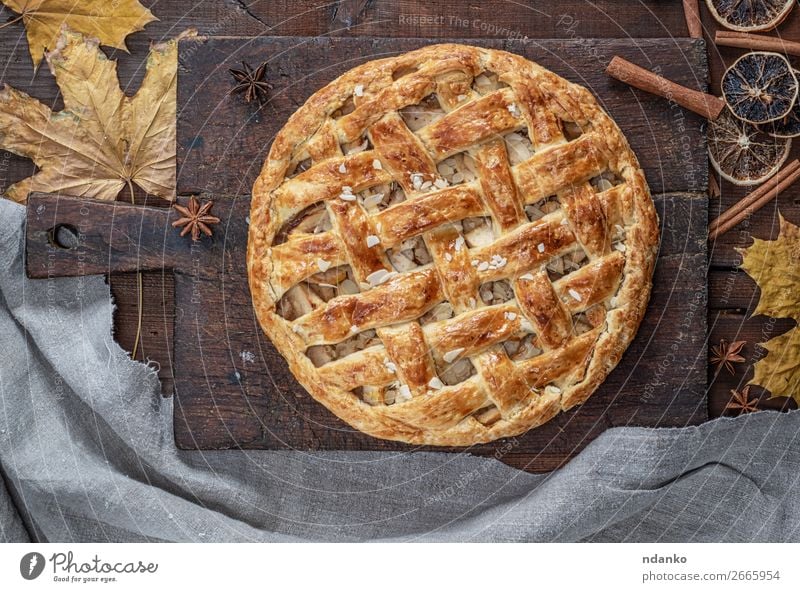 gebackene ganze runde Apfelkuchen Frucht Dessert Süßwaren Mittagessen Abendessen Tisch Küche Herbst Holz Essen frisch lecker oben braun Tradition Amerikaner