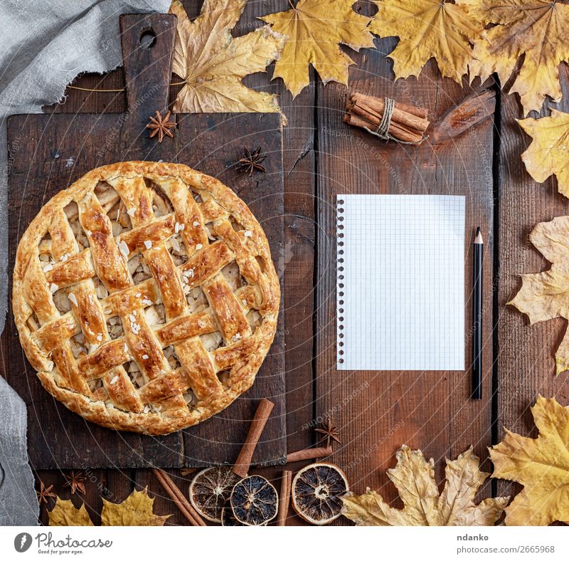 gebackene ganze runde Apfelkuchen Frucht Dessert Süßwaren Tisch Küche Erntedankfest Herbst Blatt Holz Essen frisch oben braun gelb Tradition Schot fallen