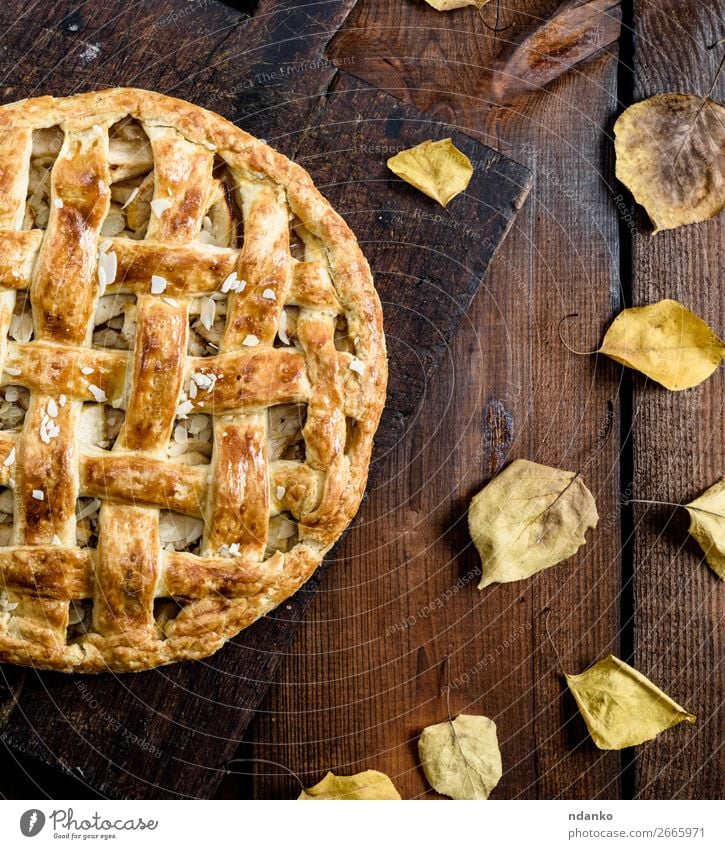 gebackene ganze runde Apfelkuchen Frucht Kuchen Dessert Süßwaren Mittagessen Tisch Küche Herbst Holz Essen frisch lecker oben braun Tradition Amerikaner