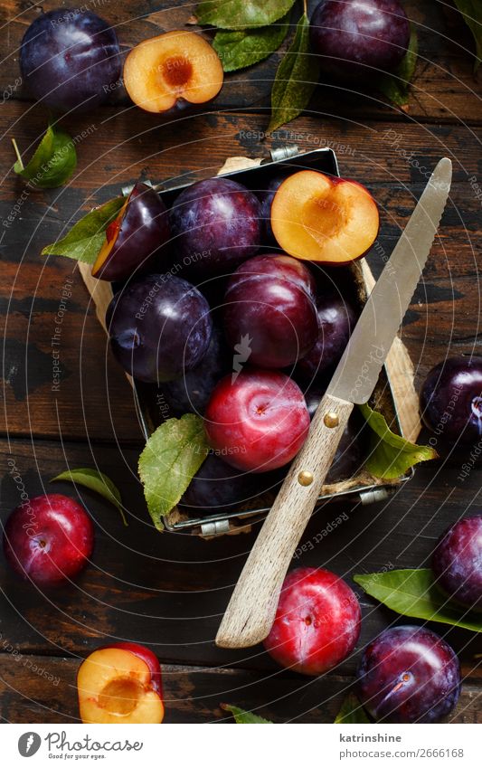 Frische Pflaumen mit Blättern Frucht Ernährung Vegetarische Ernährung Diät Schalen & Schüsseln Sommer Tisch Herbst Blatt Holz frisch saftig braun purpur roh