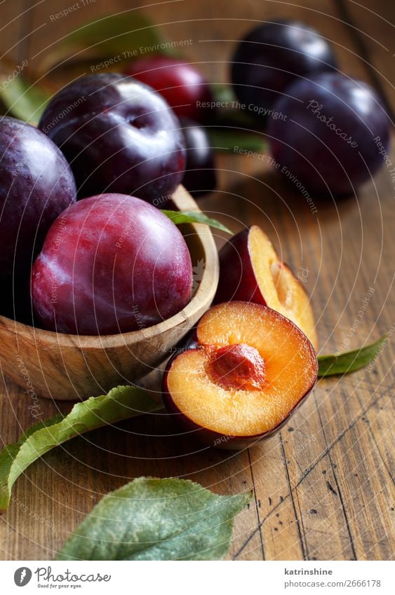 Frische Pflaumen mit Blättern Frucht Ernährung Vegetarische Ernährung Diät Schalen & Schüsseln Sommer Tisch Herbst Blatt Holz frisch saftig braun purpur roh