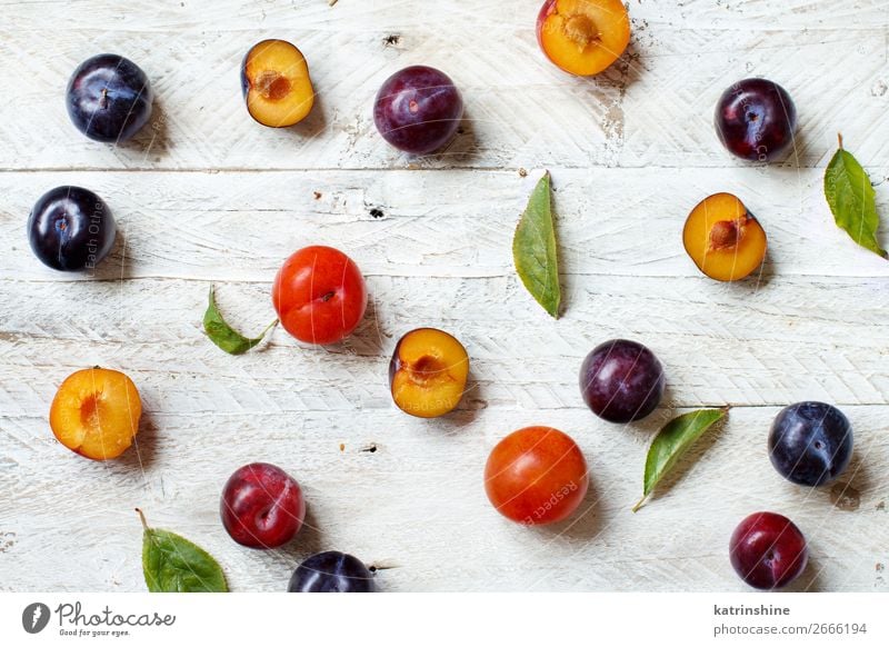 Frische Pflaumen mit Blättern Frucht Ernährung Vegetarische Ernährung Diät Sommer Tisch Herbst Blatt Holz frisch saftig purpur roh reif Ackerbau süß Vitamine