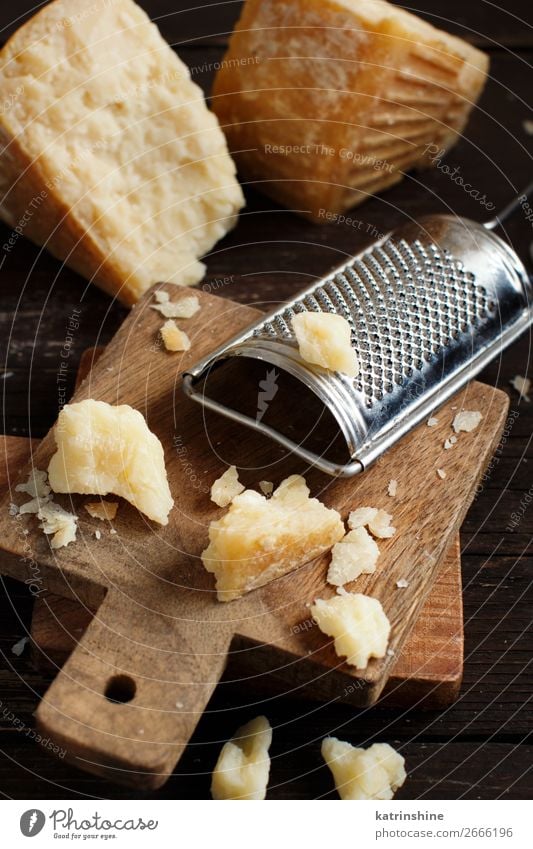 Gereifter Parmesankäse Käse Holz alt dunkel braun gelb parmiggiano geschreddert Molkerei Lebensmittel Feinschmecker Hartkäse Zutaten Italienisch Reibeisen