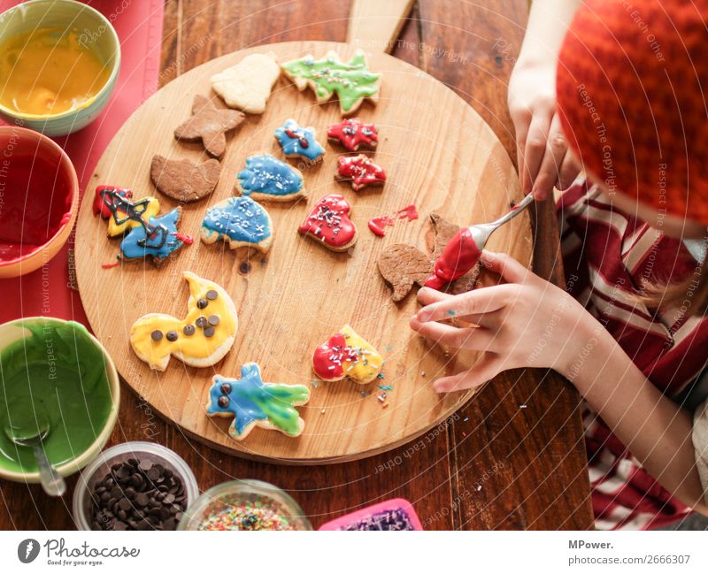 aus der backstube Kind 1 Mensch Duft backen Weihnachten & Advent Keks mehrfarbig Hand Weihnachtsgebäck lecker Farbfoto Innenaufnahme