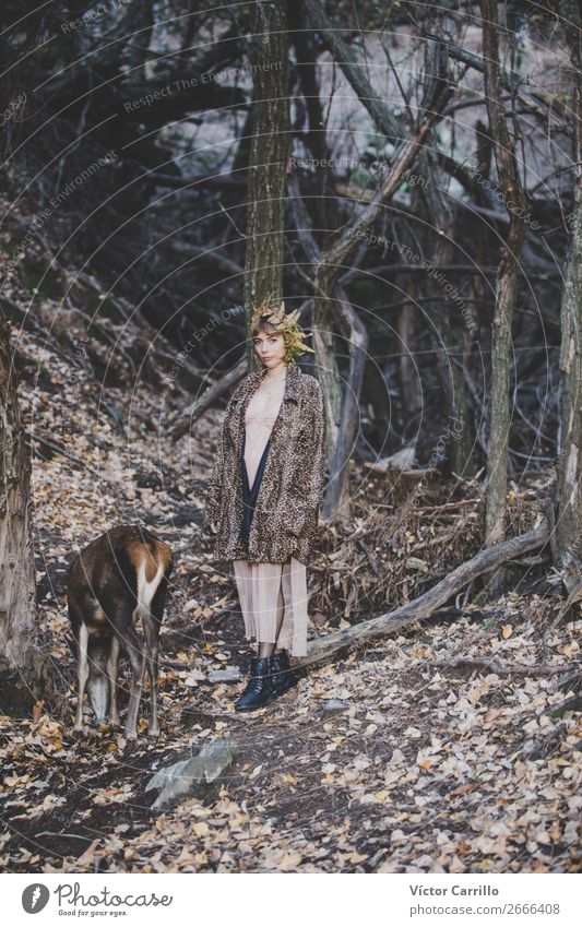 Eine junge Frau, die im Wald steht. Lifestyle schön Mensch feminin Junge Frau Jugendliche Erwachsene 18-30 Jahre Umwelt Natur Landschaft Pflanze Tier Urelemente