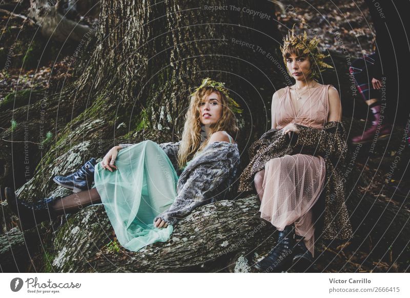 Zwei Mädchen und ein Junge in einer Editorial Folky Session im Wald. Lifestyle elegant schön Mensch maskulin feminin Junge Frau Jugendliche Junger Mann