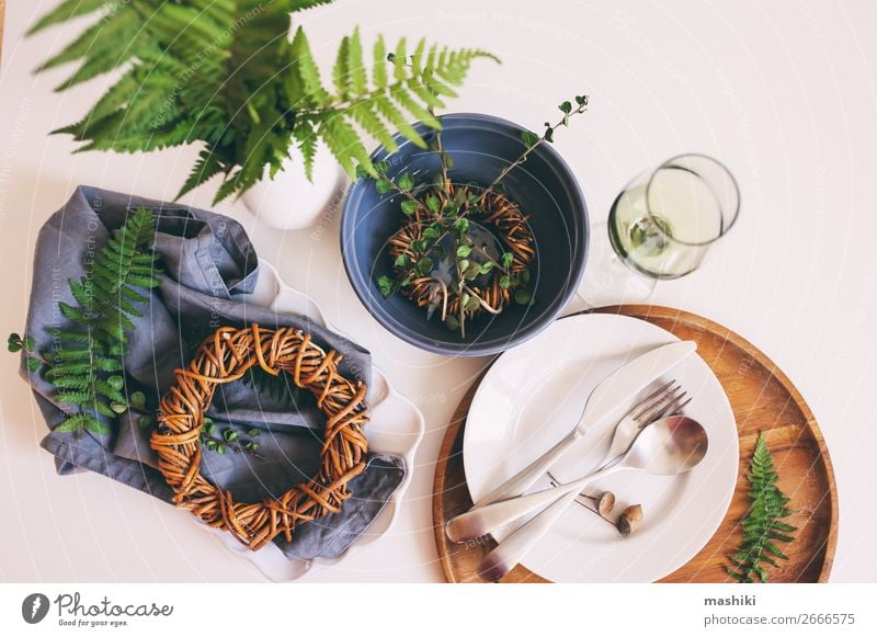 rustikale Tischdekoration im natürlichen Waldstil Abendessen Geschirr Teller Besteck Gabel Löffel Stil Dekoration & Verzierung Küche Restaurant Hochzeit alt