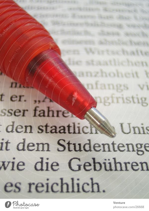 Rotstift Text Medien Kugelschreiber Schreibstift lesen Printmedien Zeitung Zeitschrift Information streichen sparen Schulden Bildung Studium lernen schreiben