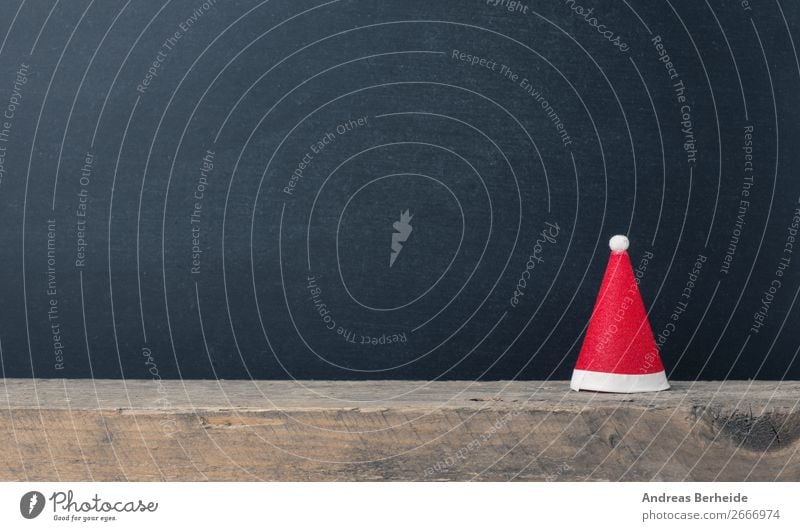 Weihnachtsmann Mütze auf einem Holzbrett vor einer Tafel Winter Weihnachten & Advent Hut Dekoration & Verzierung Tradition decor Symbole & Metaphern wooden