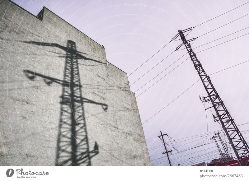 Licht und Schatten Energiewirtschaft Stadt Altstadt Menschenleer Haus Schienenverkehr Eisenbahn braun grau rosa schwarz Strommast Brandmauer Himmel