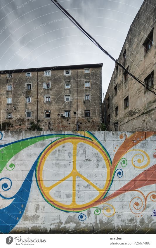 Friede Stadt Stadtzentrum Altstadt Menschenleer Haus Gebäude Mauer Wand Fenster alt dunkel blau braun gelb grau grün orange weiß Frieden Bauzaun Kabel Farbfoto