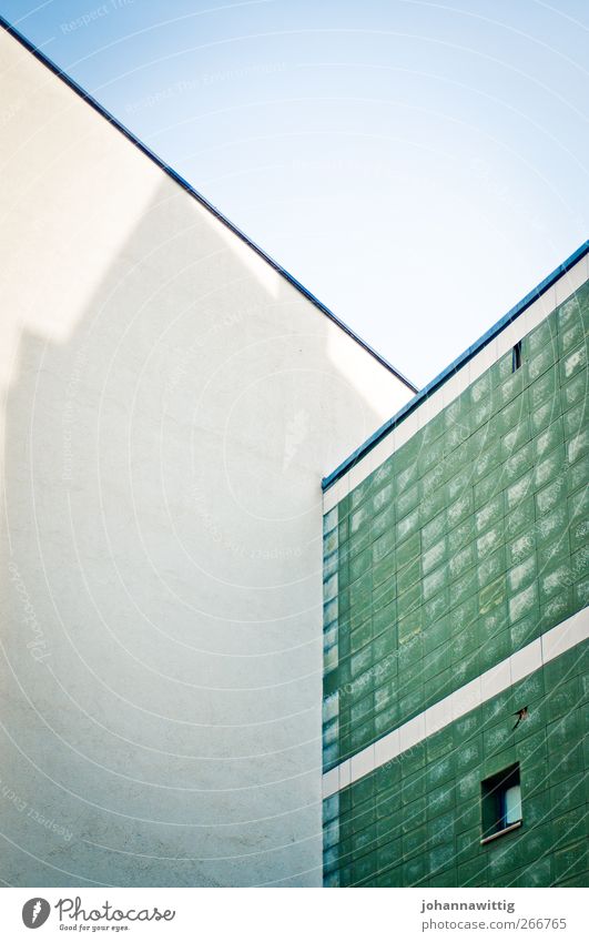 the sky is green Fabrik Hannover Stadt Stadtzentrum Haus Bauwerk Gebäude Mauer Wand Fassade alt blau grün weiß klein Autofenster Loch diagonal