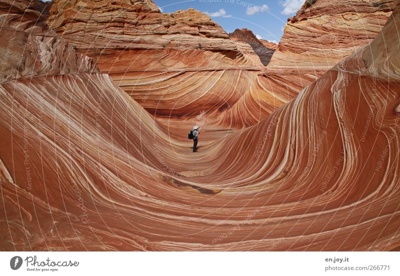 im Wellental Ferien & Urlaub & Reisen Tourismus Abenteuer wandern 1 Mensch Natur Landschaft Felsen Schlucht außergewöhnlich Bekanntheit blau gelb rot