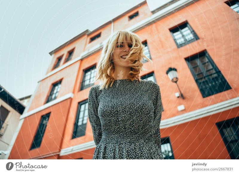 Glückliche junge Frau mit beweglichen Haaren im urbanen Hintergrund. Lifestyle elegant Stil schön Haare & Frisuren Sommer Mensch feminin Erwachsene Jugendliche