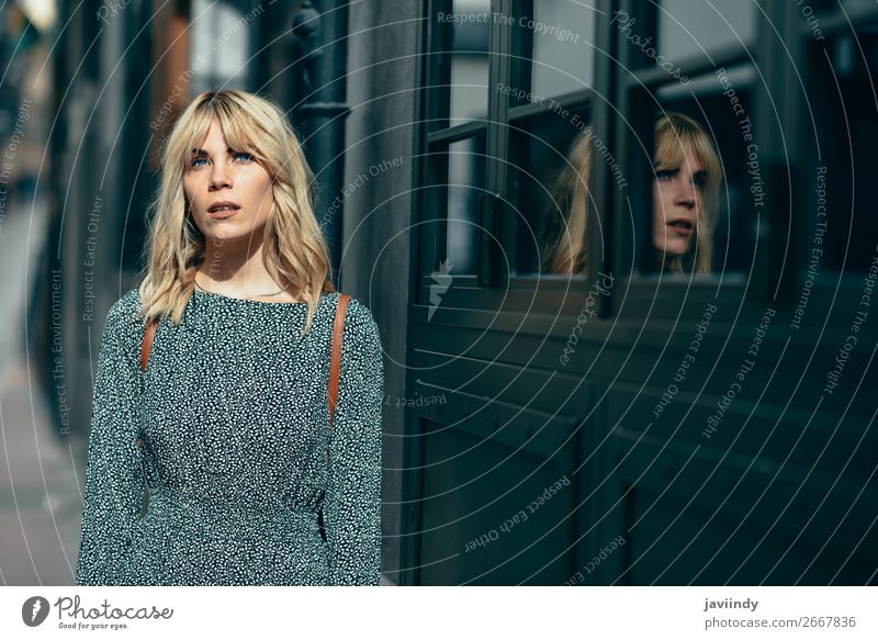 Schönes Mädchen mit blauen Augen, das ein Kleid trägt, das im Freien steht. Lifestyle Stil Freude Glück schön Haare & Frisuren Mensch feminin Junge Frau