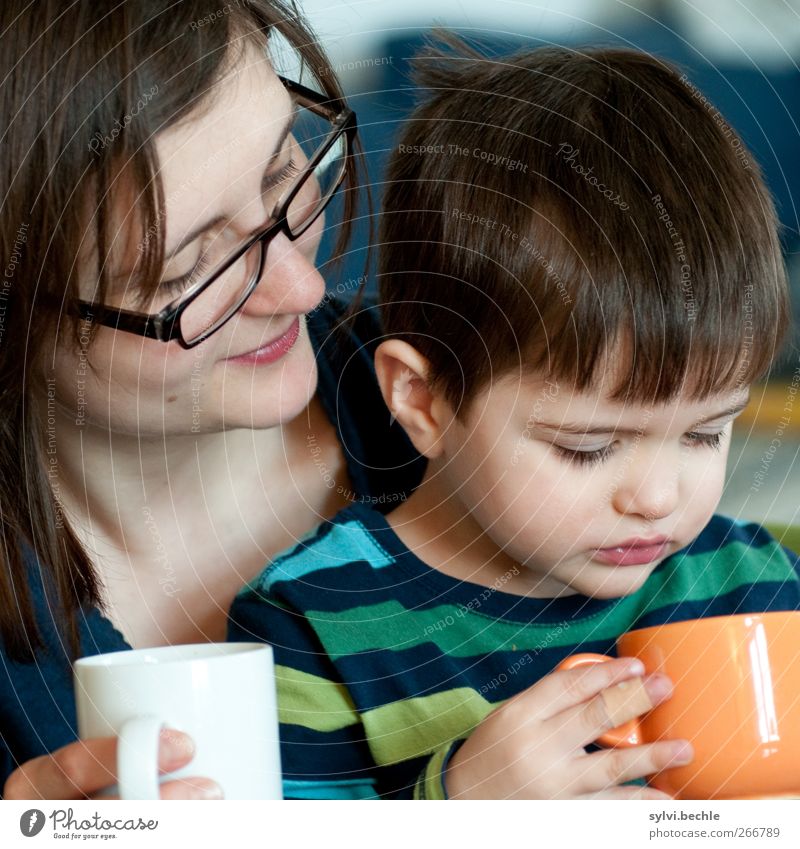 Schon alle? trinken Heißgetränk Tasse Gesundheit Mensch maskulin feminin Kind Kleinkind Junge Junge Frau Jugendliche Eltern Erwachsene Familie & Verwandtschaft