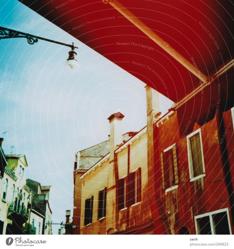 Venedig Tourismus Städtereise Italien Stadtzentrum Altstadt Haus Architektur Fassade Fenster Schornstein Laterne Lampe Häusliches Leben alt blau rot analog Dia