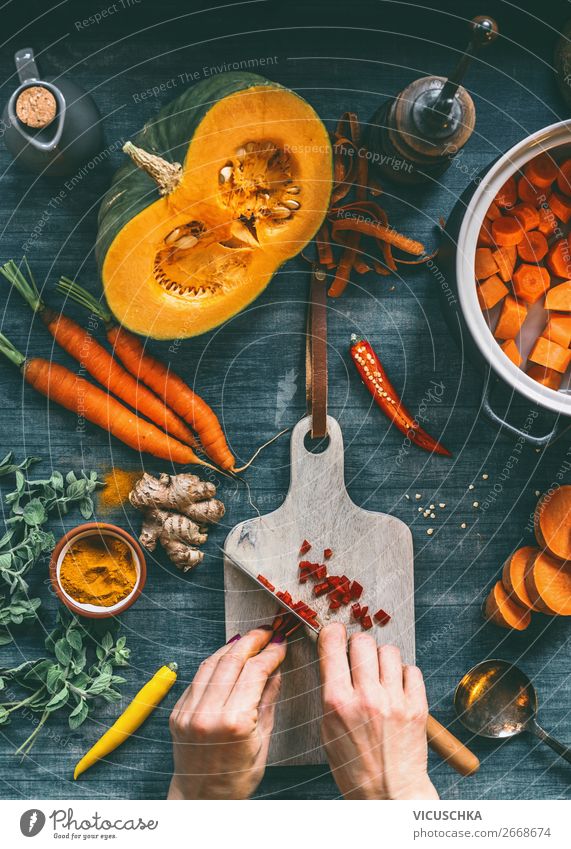 Weibliche Hände schneiden Gemüse für Kürbissuppe Lebensmittel Kräuter & Gewürze Ernährung Mittagessen Abendessen Bioprodukte Vegetarische Ernährung Diät