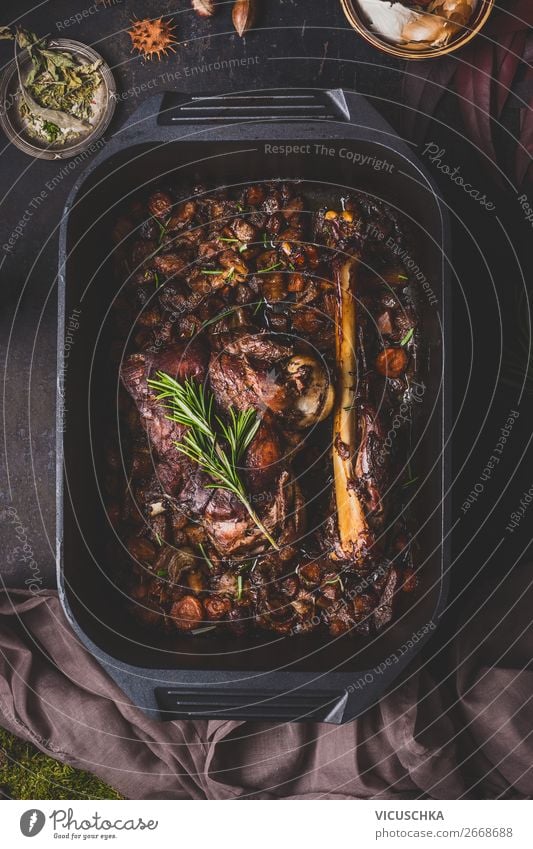 Langsam gekochter Hirschbraten in Gusseisenpfanne Lebensmittel Fleisch Kräuter & Gewürze Ernährung Abendessen Festessen Bioprodukte Geschirr Stil Design