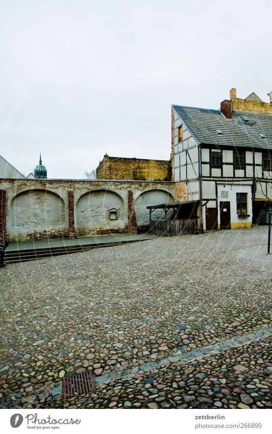 Cranach Sightseeing Städtereise Haus Traumhaus Kunst Kultur Kleinstadt Stadtzentrum Altstadt Menschenleer Mauer Wand Fenster Sehenswürdigkeit alt historisch