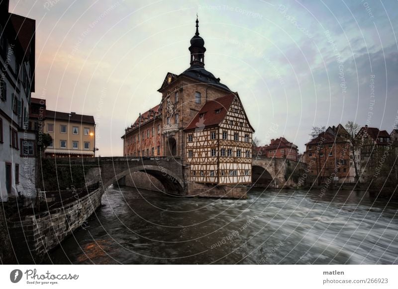 tosende Wasser Stadt Altstadt Menschenleer Haus Rathaus Brücke Bauwerk Architektur Mauer Wand Sehenswürdigkeit Wahrzeichen dunkel strömen Beleuchtung Fluss