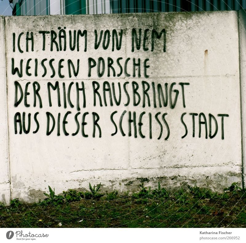 # Stadt Menschenleer Mauer Wand Stein Beton braun grün schwarz weiß Sehnsucht Fernweh Verzweiflung Schrift Schriftzeichen Buchstaben Wort Graffiti