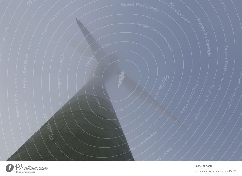 Windrad im Nebel Technik & Technologie Energiewirtschaft Erneuerbare Energie Windkraftanlage Himmel Herbst blau grün ruhig stagnierend regenerativ Farbfoto