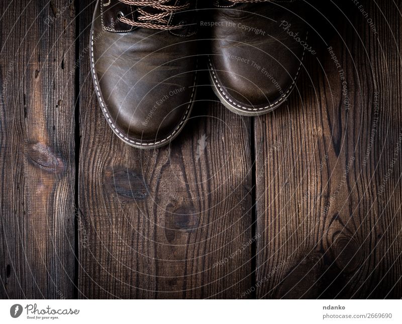 Paar braune Lederschuhe Stil Design Mann Erwachsene Fuß Mode Schuhe Stiefel Holz alt dreckig Spitze Holzplatte altehrwürdig verwendet zwei Farbfoto