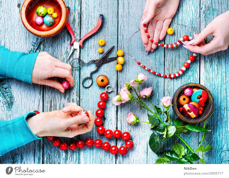 Herstellung von Halsketten aus farbigen Perlen Wulst Hände Dekoration & Verzierung Menschen Handwerk handgefertigt Accessoire Sicken Mode farbenfroh Design