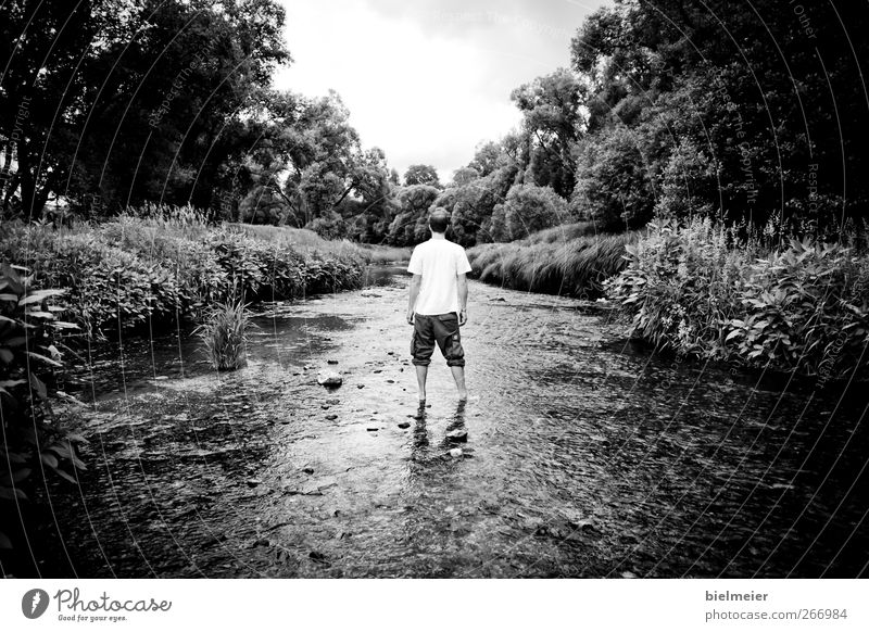 Wassermann Abenteuer Sommer maskulin 1 Mensch 18-30 Jahre Jugendliche Erwachsene Himmel Wolken Horizont Fluss Schwimmen & Baden stehen Zukunft Schwarzweißfoto